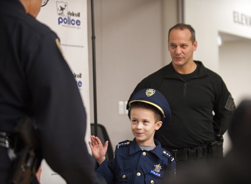 Bé 7 tuổi trở thành cảnh sát trưởng trong 1 ngày ảnh 4