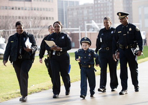 Bé 7 tuổi trở thành cảnh sát trưởng trong 1 ngày ảnh 5