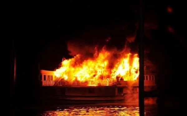 Tàu du lịch chở 25 người bốc cháy trên Vịnh Hạ Long ảnh 1