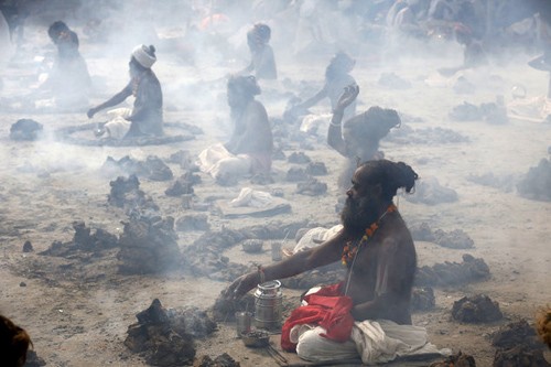 Bánh phân bò Ấn Độ 'cháy hàng' trên eBay và Amazon ảnh 2