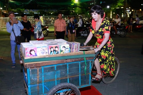 Long Nhật diện váy hoa đi sự kiện gây 'sốc' ảnh 3