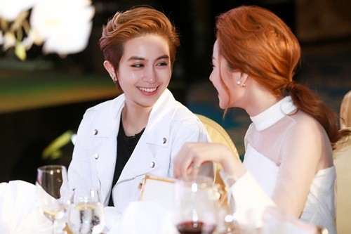 Chi Pu hóa quý cô quyến rũ tại sự kiện mừng Hồ Ngọc Hà ảnh 9