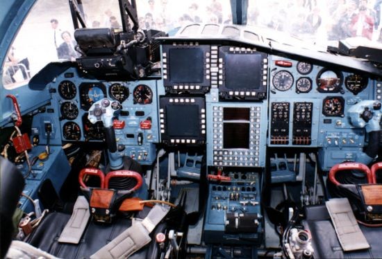 Khám phá thiết kế độc dị và sức mạnh của ‘xe tăng bay’ Su-34 ảnh 2