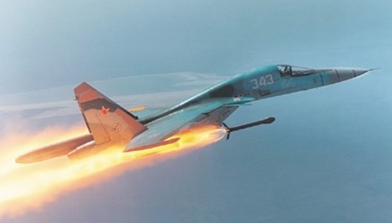 Khám phá thiết kế độc dị và sức mạnh của ‘xe tăng bay’ Su-34 ảnh 3