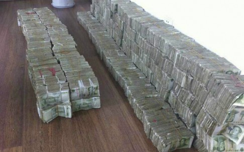 Choáng với thanh niên còng lưng mang 60kg tiền xu đi mua xe ô tô ảnh 2