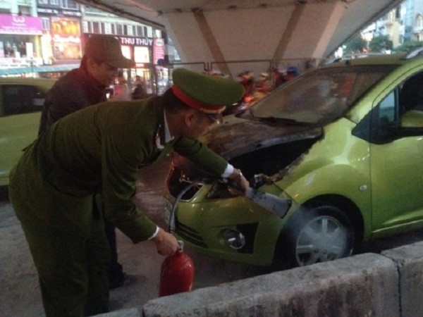 Hà Nội: Xế hộp Chevolet bốc cháy dữ dội giữa đường ảnh 1