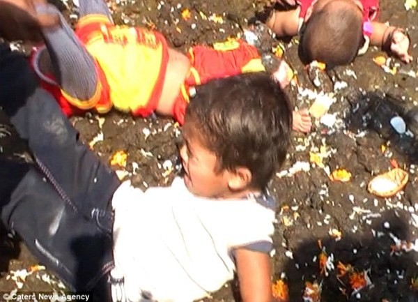 Tập tục lăn trẻ em trong phân bò để ‘chữa bệnh’ gây tranh cãi ảnh 2