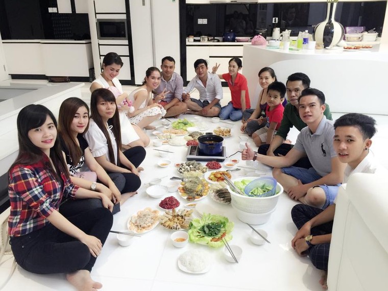 Ngọc Trinh vào bếp tổ chức tiệc cho nhân viên tại penthouse triệu đô ảnh 9