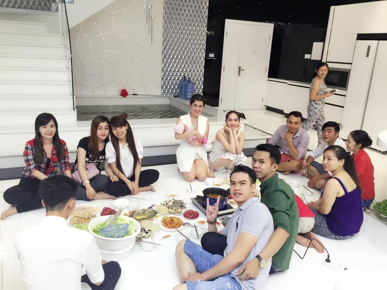 Ngọc Trinh vào bếp tổ chức tiệc cho nhân viên tại penthouse triệu đô ảnh 11