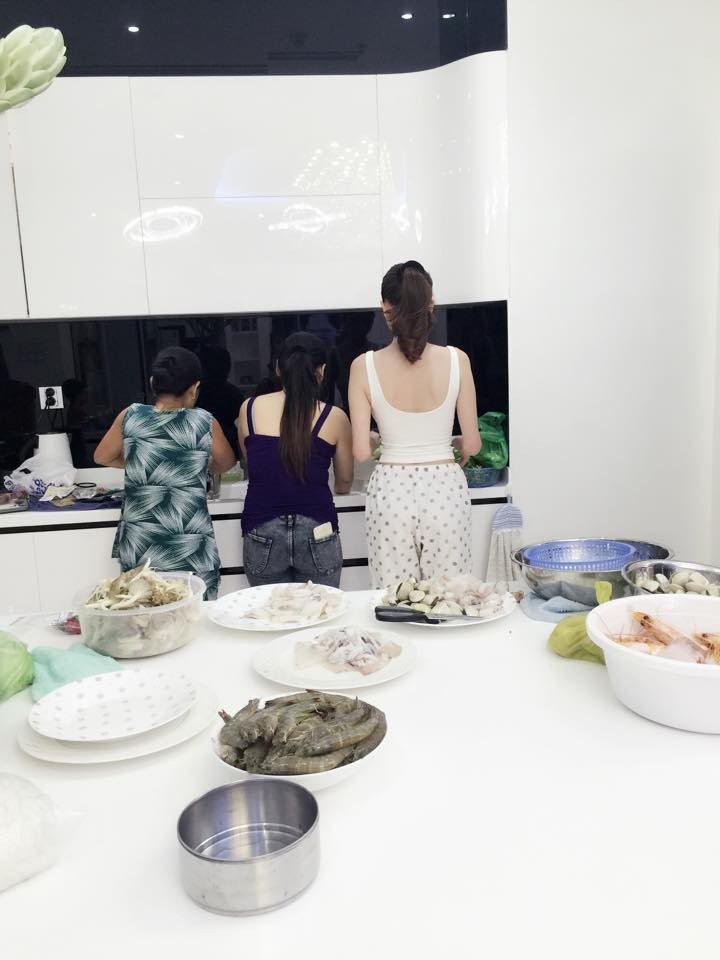 Ngọc Trinh vào bếp tổ chức tiệc cho nhân viên tại penthouse triệu đô ảnh 6