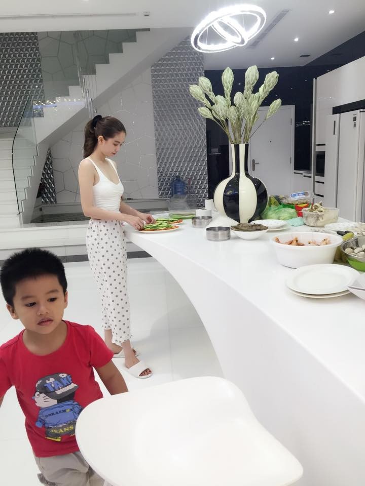 Ngọc Trinh vào bếp tổ chức tiệc cho nhân viên tại penthouse triệu đô ảnh 4
