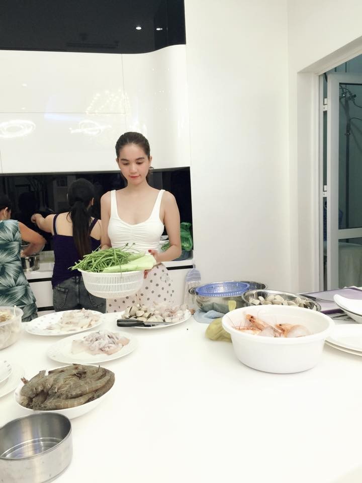 Ngọc Trinh vào bếp tổ chức tiệc cho nhân viên tại penthouse triệu đô ảnh 1
