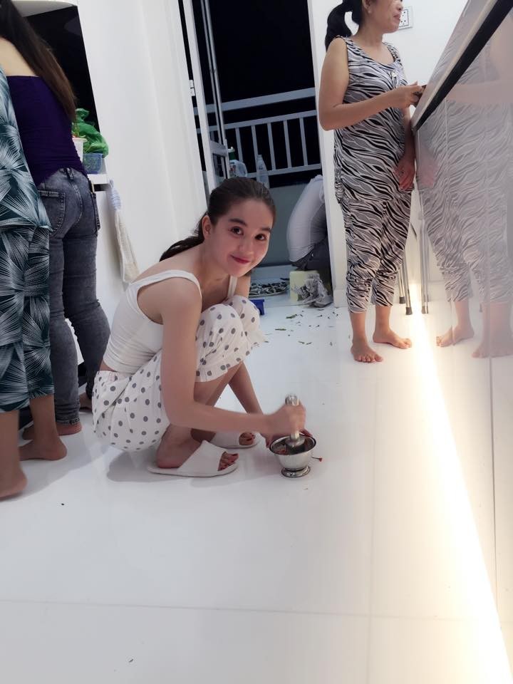 Ngọc Trinh vào bếp tổ chức tiệc cho nhân viên tại penthouse triệu đô ảnh 3