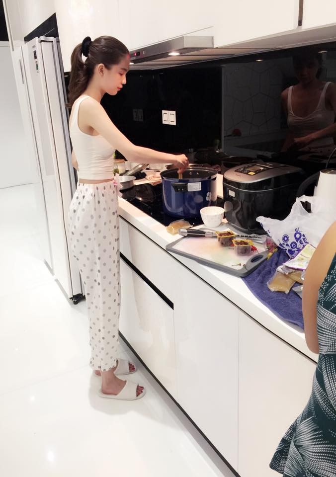 Ngọc Trinh vào bếp tổ chức tiệc cho nhân viên tại penthouse triệu đô ảnh 2