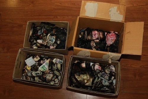 Đem 4 thùng tiền cháy 704 triệu đồng đến đổi ngân hàng ảnh 1