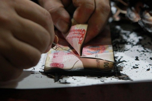 Đem 4 thùng tiền cháy 704 triệu đồng đến đổi ngân hàng ảnh 2