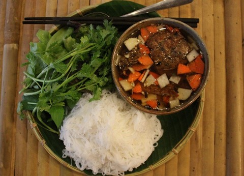 Khách Tây gợi ý những món ăn nhất định phải thử khi đến Việt Nam ảnh 1