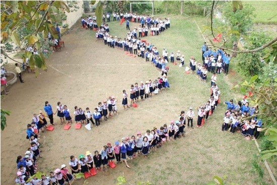 Học sinh Thừa Thiên - Huế xếp hình bản đồ Việt Nam ảnh 2