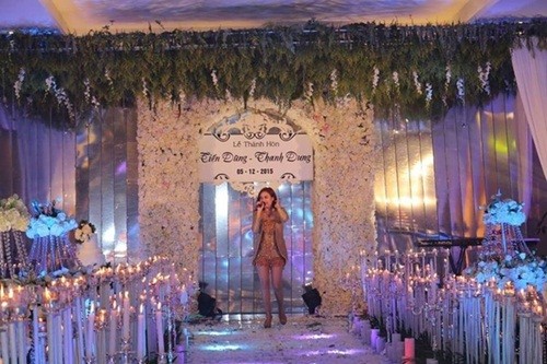 Hoàng Thùy Linh, Uyên Linh hát trong đám cưới 60 tỷ ảnh 1