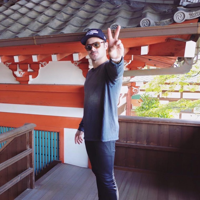 Fan ‘bấn loạn’ với hình ảnh Zac Efron đội nón lá ở Sài Gòn ảnh 3