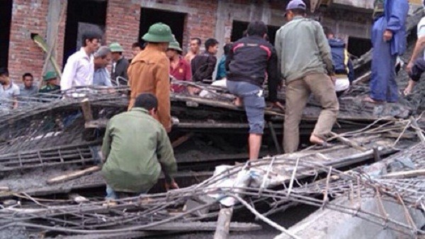 Sập giàn giáo thi công cây xăng, 10 người nhập viện ảnh 1