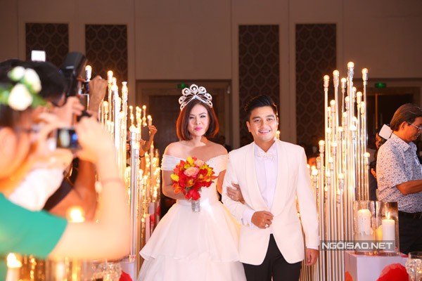 Vân Trang đắm đuối hôn chồng thiếu gia trong tiệc cưới ảnh 2