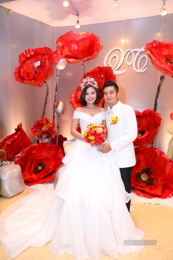 Vân Trang đắm đuối hôn chồng thiếu gia trong tiệc cưới ảnh 4