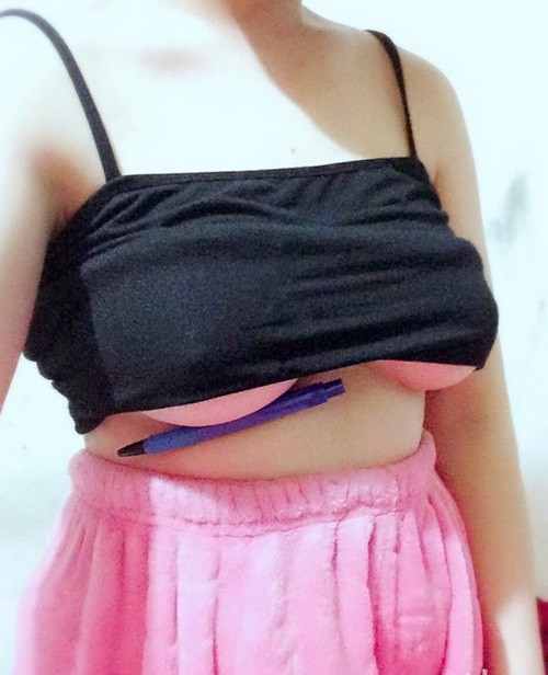 Giới trẻ "phát cuồng" trào lưu lấy ngực kẹp bút bi ảnh 1