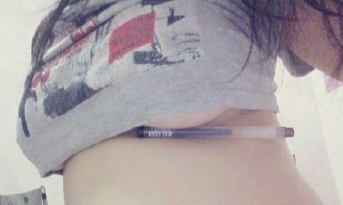 Giới trẻ "phát cuồng" trào lưu lấy ngực kẹp bút bi ảnh 3