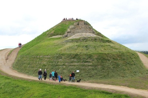 Thích thú khám phá ngọn đồi 'thiếu nữ khỏa thân' ở Anh ảnh 2