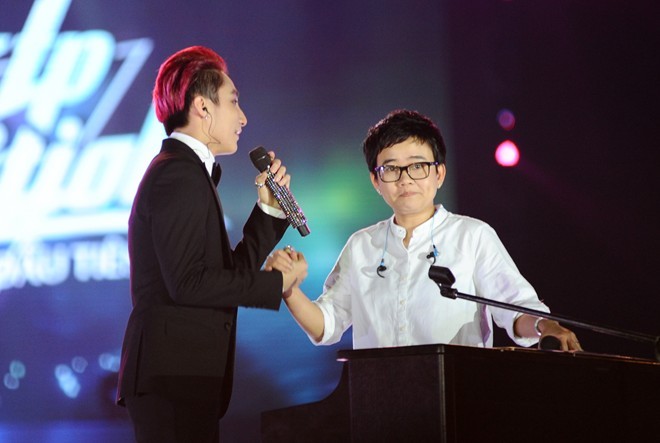 Sơn Tùng khóc nức nở ngay giữa sân khấu khi hát tặng bố mẹ ảnh 2