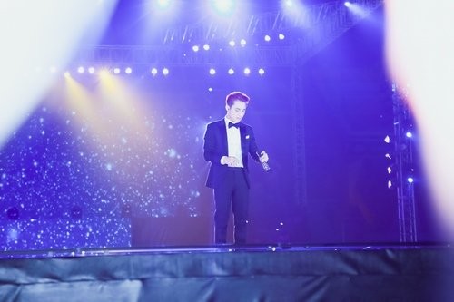 Sơn Tùng khóc nức nở ngay giữa sân khấu khi hát tặng bố mẹ ảnh 3