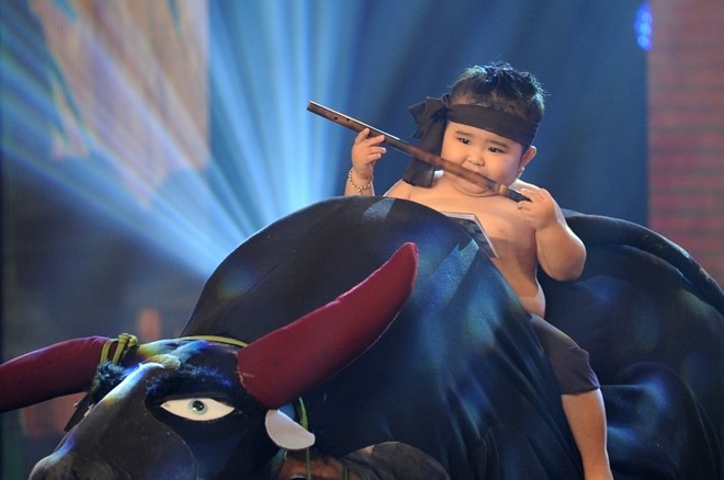 Người hùng tí hon: Ku tin cởi áo khoe body trên sóng truyền hình ảnh 1