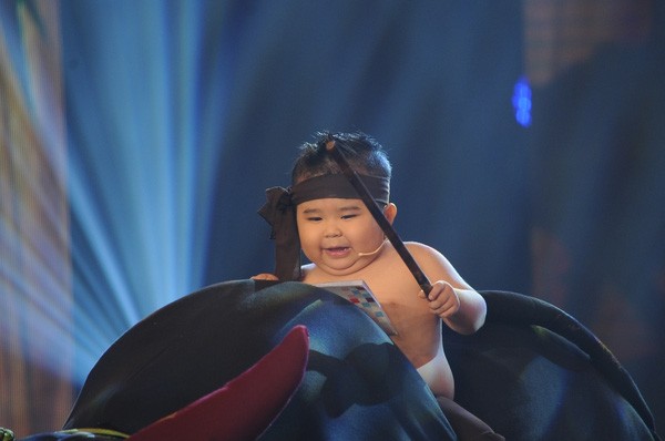 Người hùng tí hon: Ku tin cởi áo khoe body trên sóng truyền hình ảnh 2