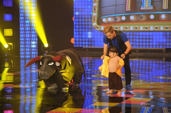 Người hùng tí hon: Ku tin cởi áo khoe body trên sóng truyền hình ảnh 3