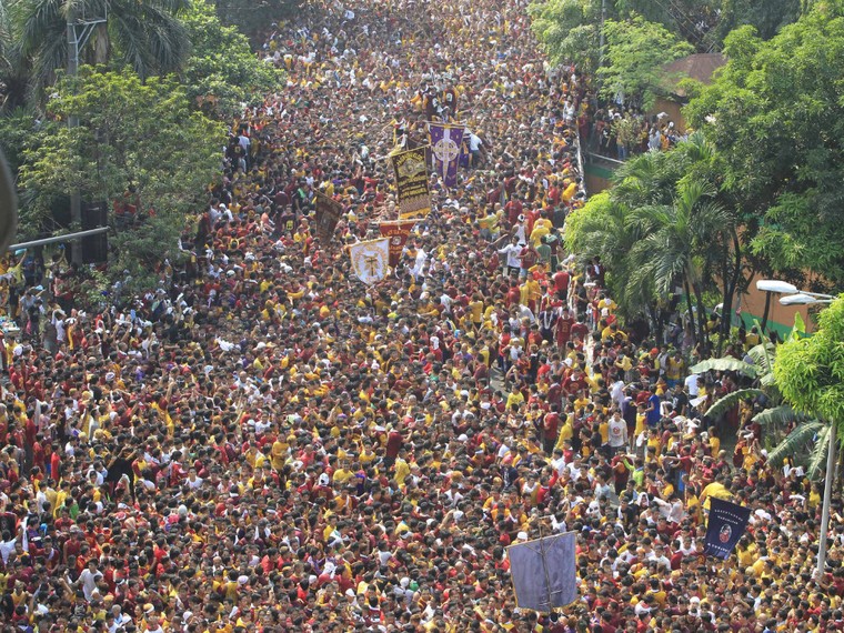 Hàng trăm người Philippines bị thương trong lễ hội chân trần ảnh 1