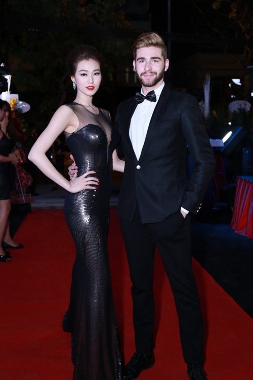 Elly Trần đọ dáng bên Huyền My sau thời gian sinh con ảnh 6