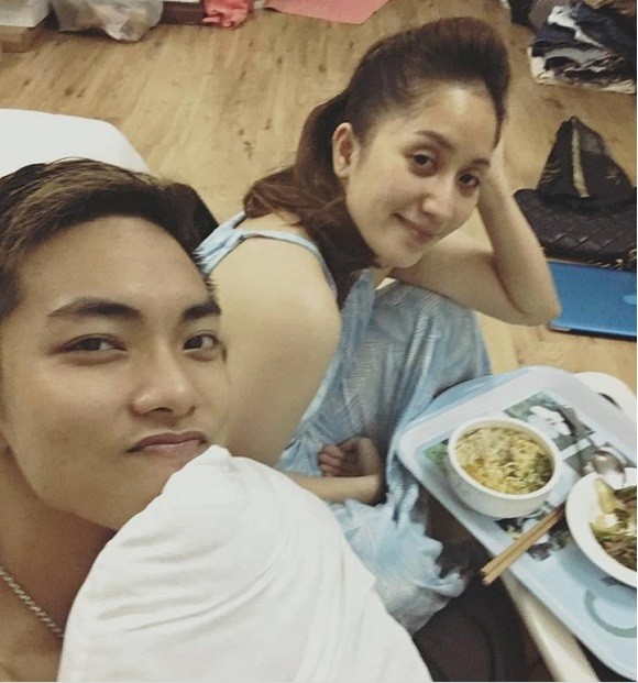 Khánh Thi lộ mặt mộc mệt mỏi bên Phan Hiển ảnh 1