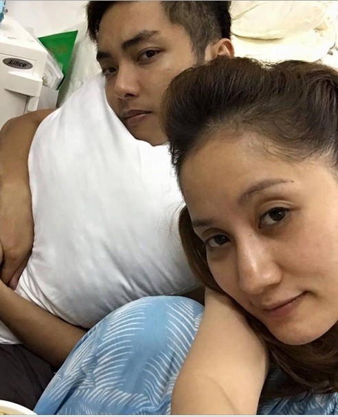 Khánh Thi lộ mặt mộc mệt mỏi bên Phan Hiển ảnh 2