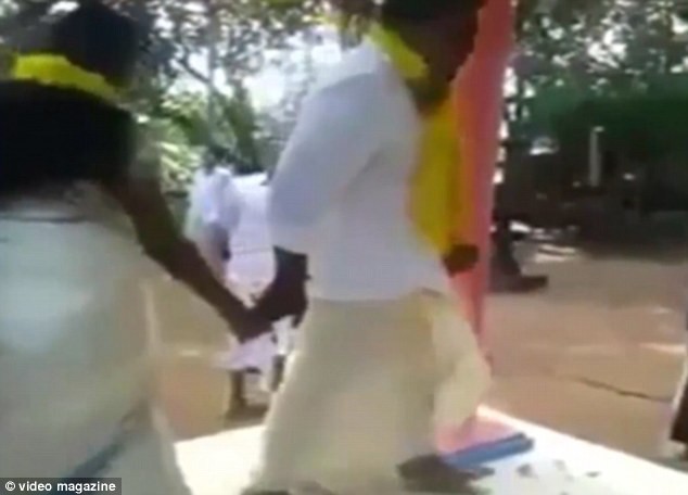 Hi hữu chú rể bị ‘tụt váy’ ngay tại đám cưới [VIDEO] ảnh 1