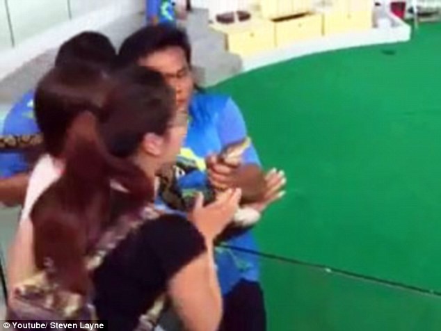 Kinh hoàng khoảnh khắc cô gái bị con trăn cắn phập vào mũi [VIDEO] ảnh 2