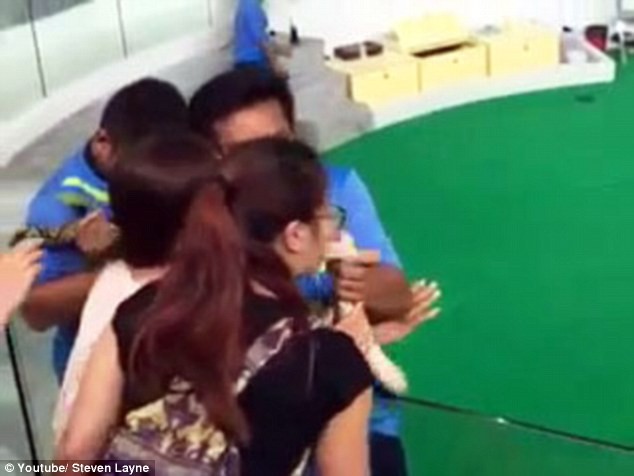 Kinh hoàng khoảnh khắc cô gái bị con trăn cắn phập vào mũi [VIDEO] ảnh 3