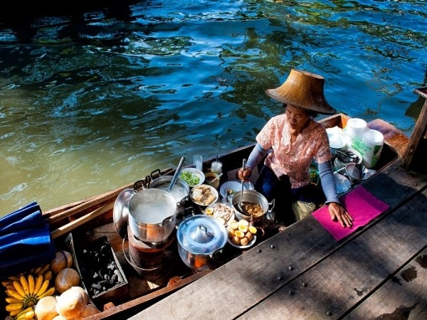 Vũ điệu đa sắc của những phiên chợ nổi trên thế giới ảnh 4