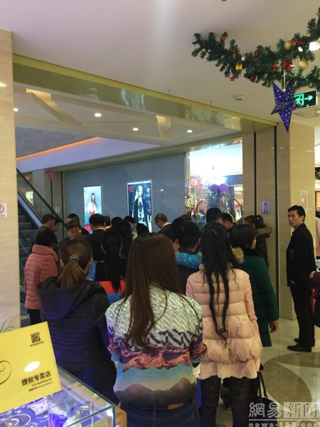 Trung Quốc: Bé gái 2 tuổi bị thang cuốn nghiến đứt ngón tay ảnh 2