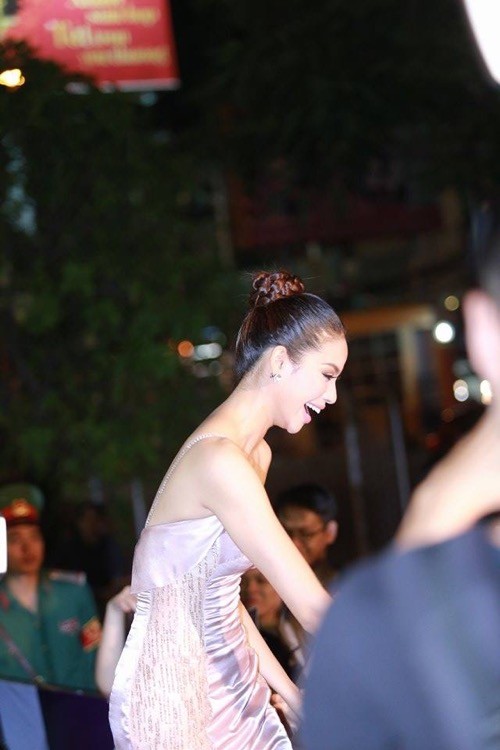 Phạm Hương nhẹ nhàng 'đánh bật' thảm đỏ Zing Music Awards ảnh 9