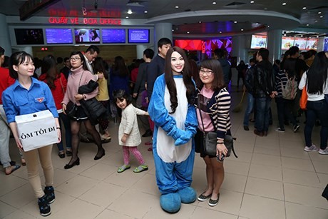 Hot girl Linh Miu ra phố 'bán' 5k/1 lần ôm ảnh 4