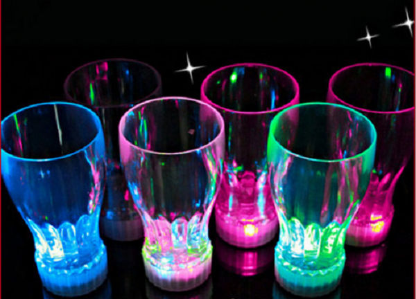 Xôn xao thông tin cốc nước phát sáng độc hại: Chuyên gia nói gì? ảnh 1