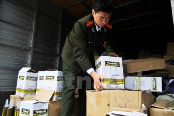 Bắt khẩn cấp phó giám đốc buôn hàng giả ảnh 1