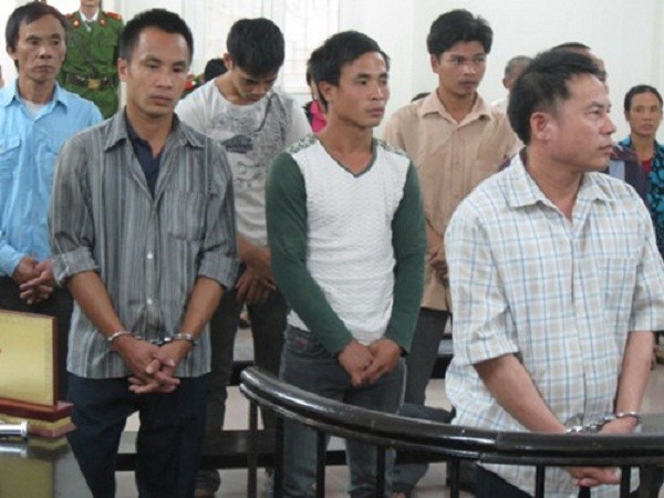 4 cha con 'dắt tay' nhau vào tù vì tiếng đài mở to ảnh 1