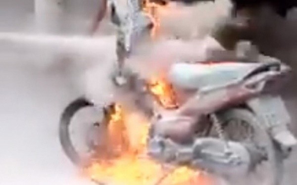 Bị bắt xe vi phạm, người đàn ông châm lửa đốt xe máy ảnh 1